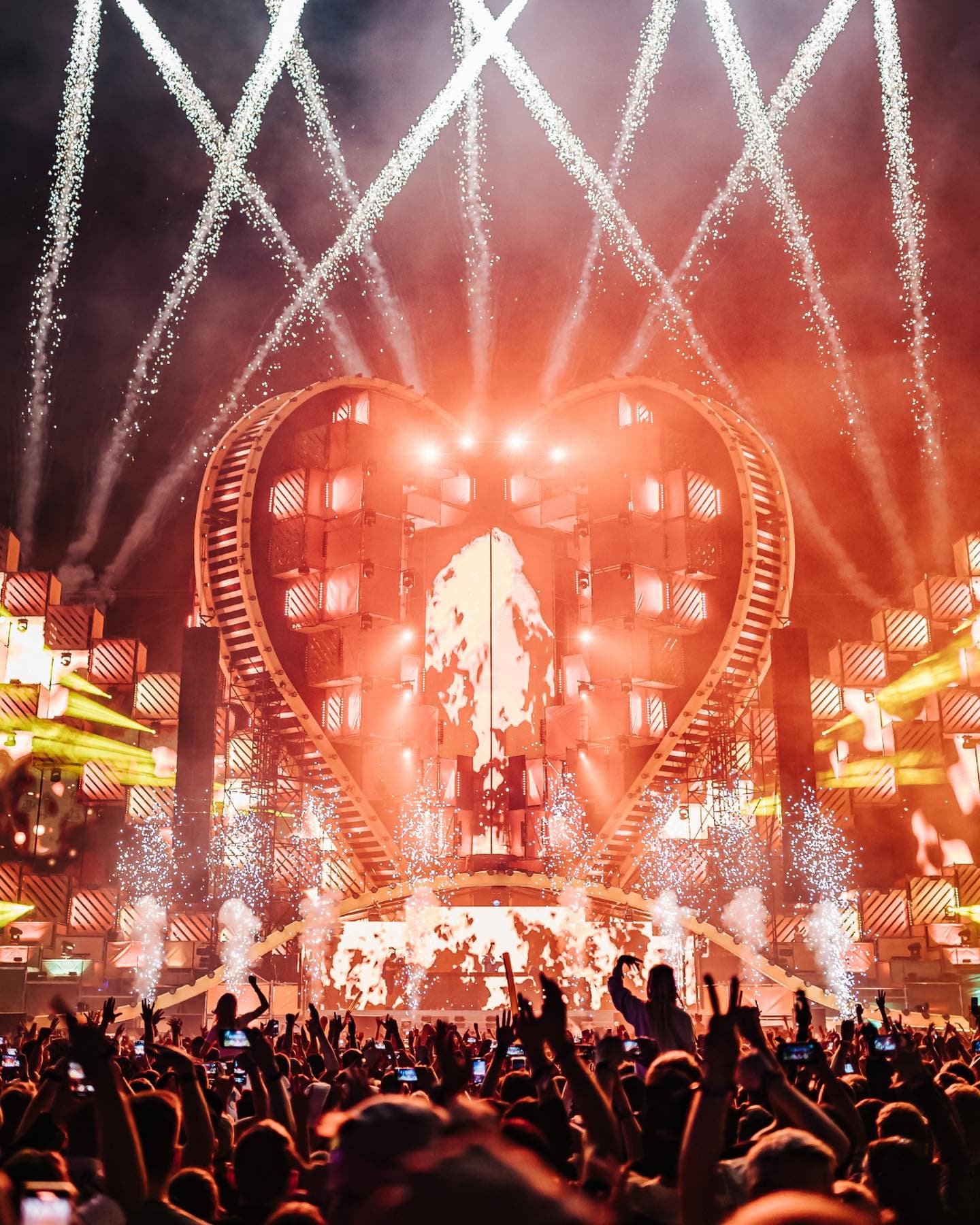 festival feeling’s ON ❤️🔥 First acts for will be announced today at 19: (2/2)
