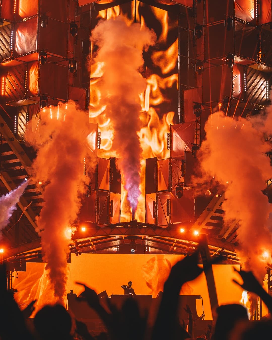KSHMR lit up the skies time and again. In 2025 another round is coming in hot⚡️ (2/4)