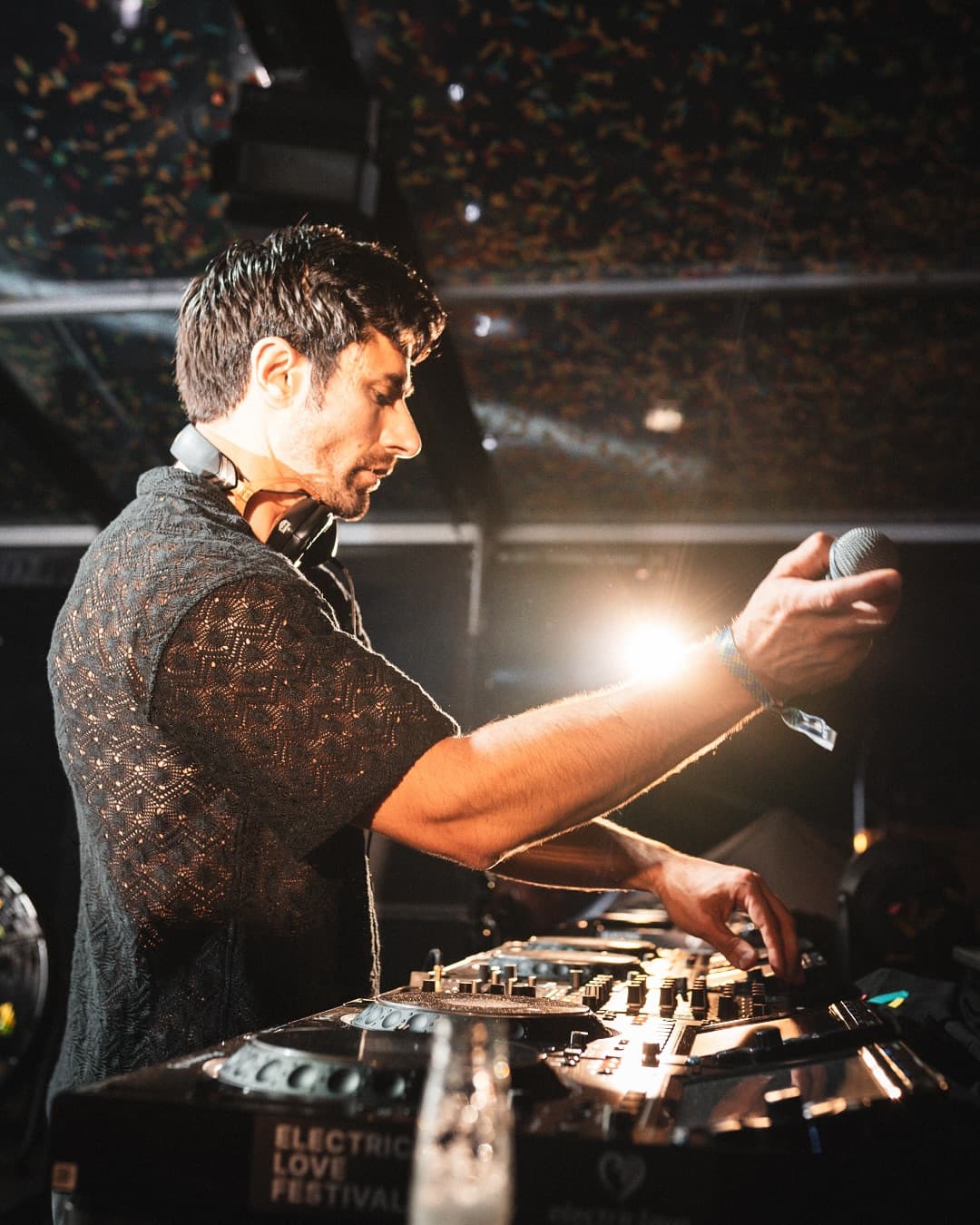KSHMR lit up the skies time and again. In 2025 another round is coming in hot⚡️ (3/4)