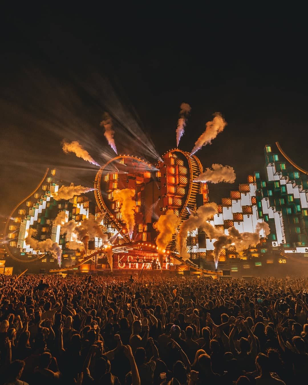 KSHMR lit up the skies time and again. In 2025 another round is coming in hot⚡️ (4/4)