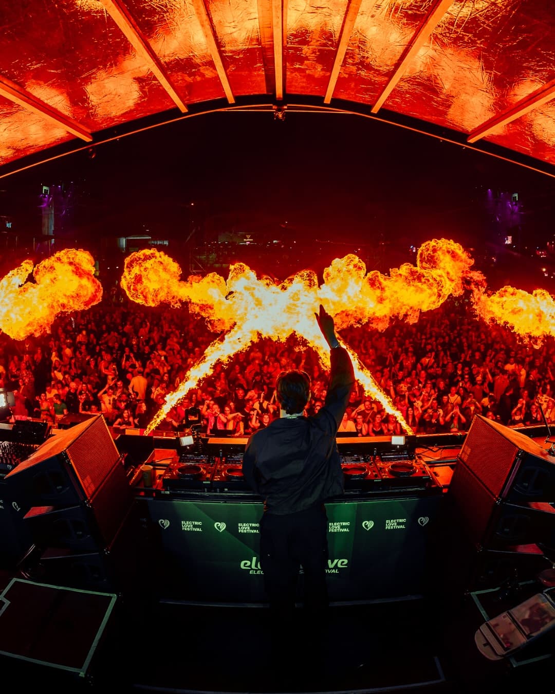Mau P on the Mainstage last year was insane ๐คฏ Drop your favorite Mau P track do (1/3)