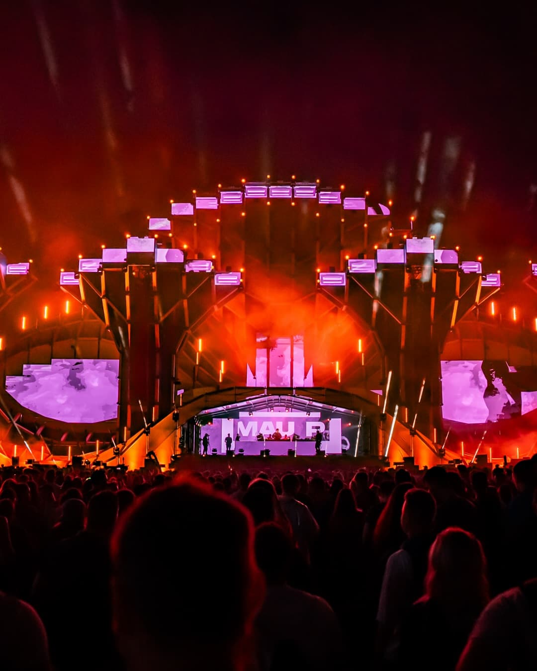 Mau P on the Mainstage last year was insane ๐คฏ Drop your favorite Mau P track do (2/3)