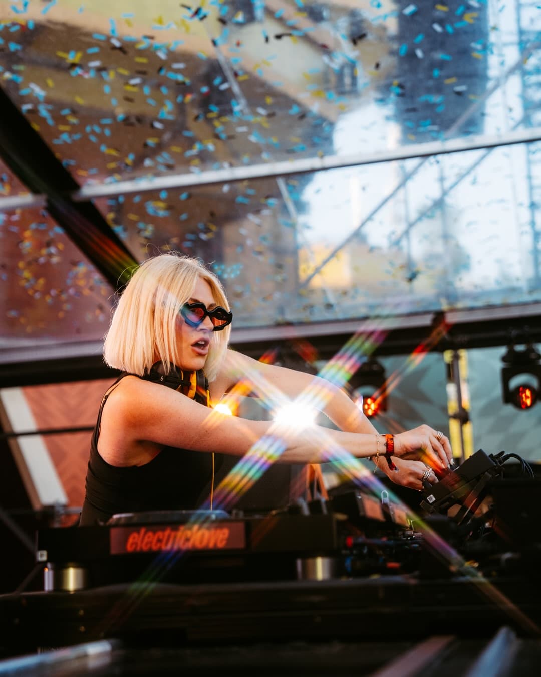@dominiquejardin shaking the ELF Mainstage ๐ฅ ๐๐๐๐๐ง๐ฅ๐๐ ๐๐ข๐ฉ๐ โ๐ฎ๐ฒ ๐ (1/4)