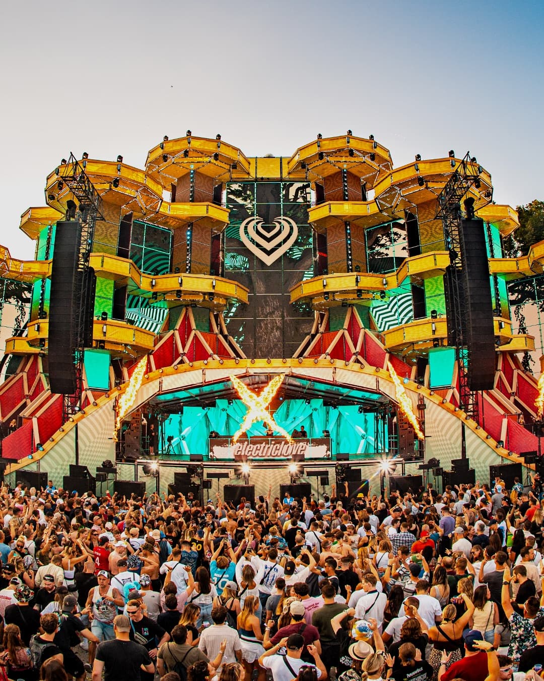@dominiquejardin shaking the ELF Mainstage ๐ฅ ๐๐๐๐๐ง๐ฅ๐๐ ๐๐ข๐ฉ๐ โ๐ฎ๐ฒ ๐ (2/4)