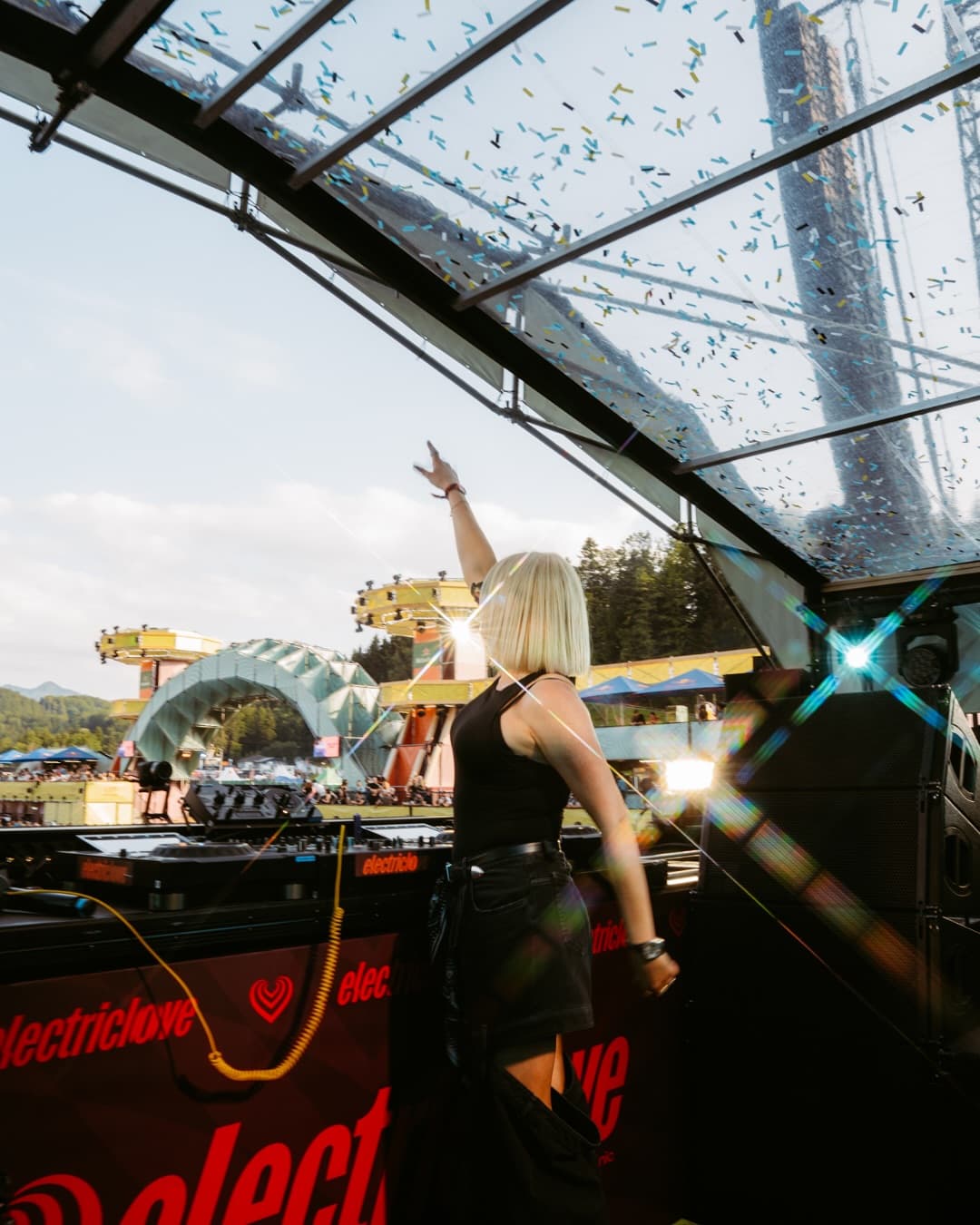@dominiquejardin shaking the ELF Mainstage ๐ฅ ๐๐๐๐๐ง๐ฅ๐๐ ๐๐ข๐ฉ๐ โ๐ฎ๐ฒ ๐ (4/4)