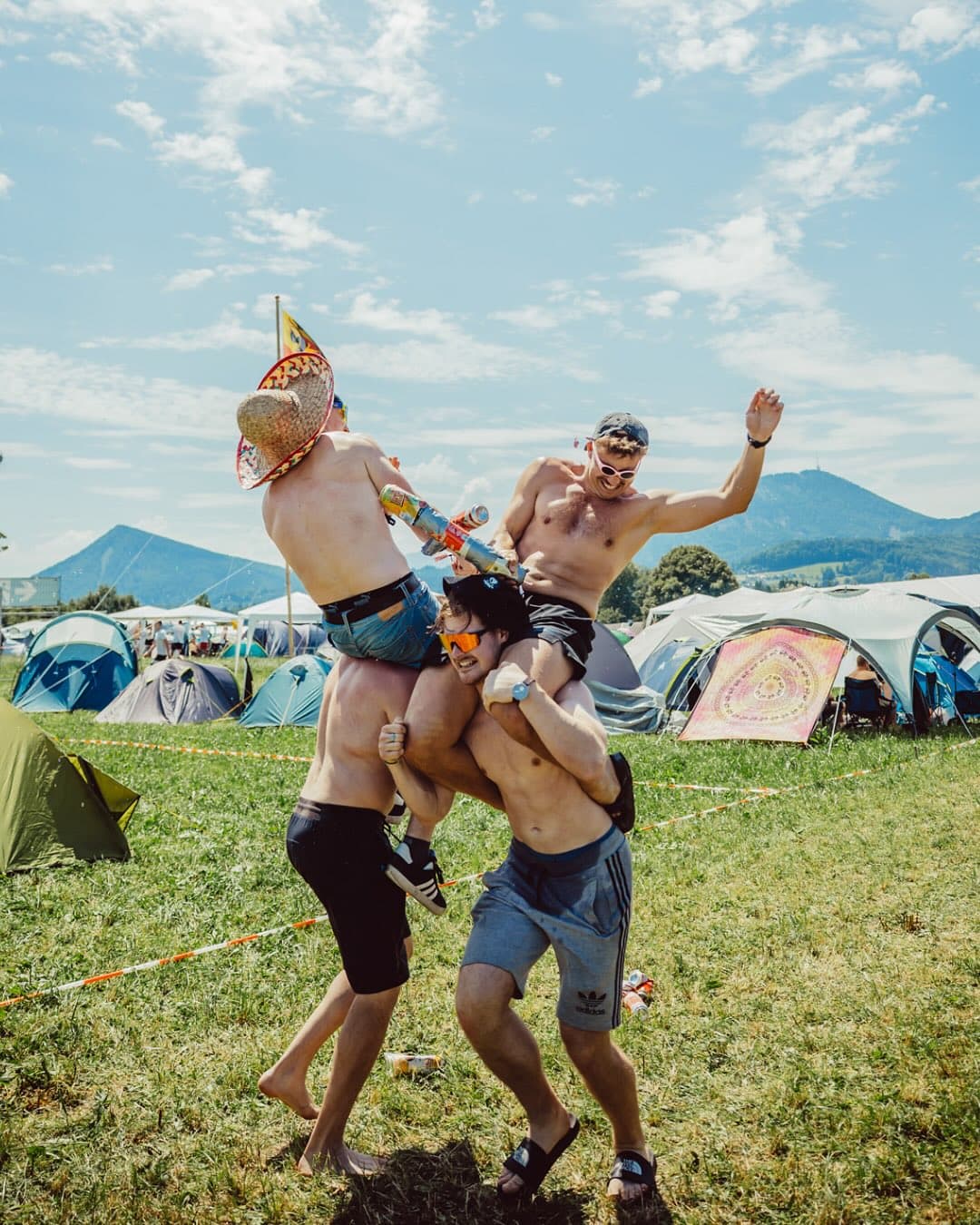 Can you already imagine it? Relaxing in the sun at your campsite before dancing (1/4)