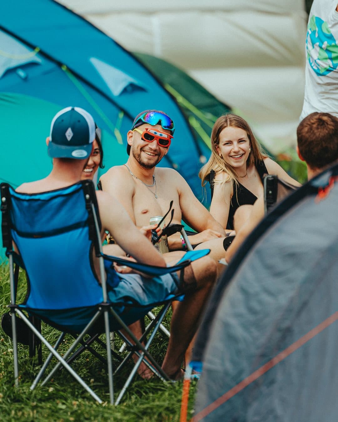 Can you already imagine it? Relaxing in the sun at your campsite before dancing (2/4)