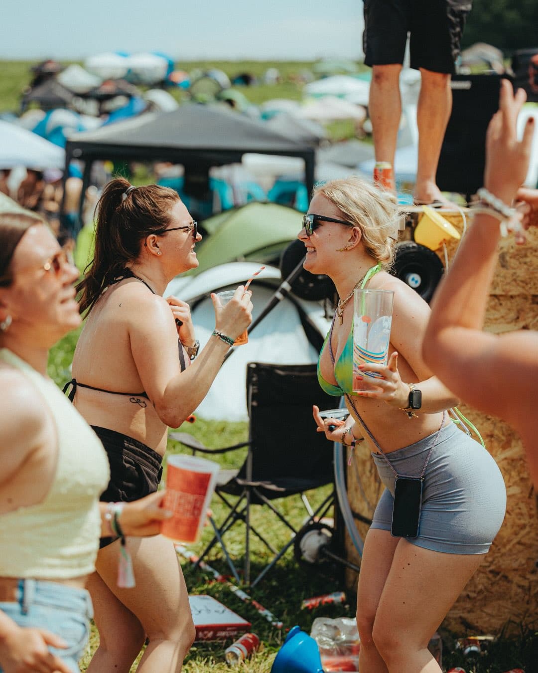 Can you already imagine it? Relaxing in the sun at your campsite before dancing (4/4)