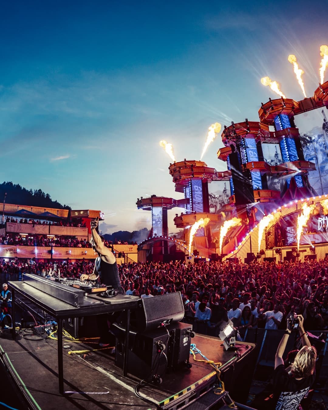 Whoโs hyped for BUNT. at?! ๐ Letโs build the ultimate wish setlist! Comm (2/5)
