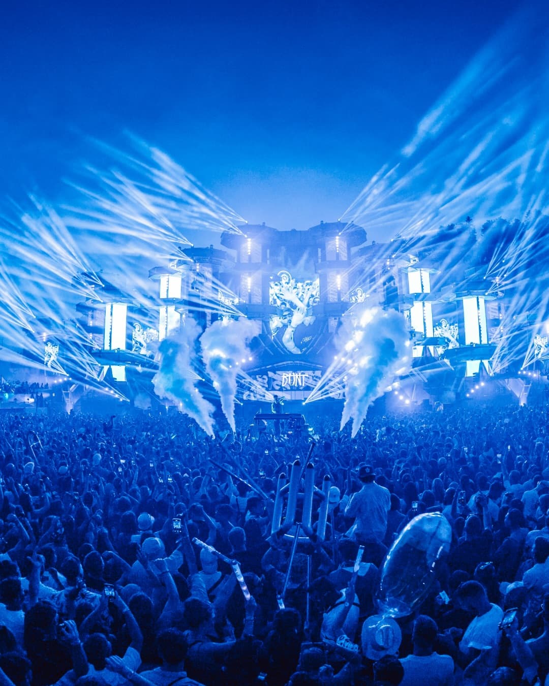 Whoโs hyped for BUNT. at?! ๐ Letโs build the ultimate wish setlist! Comm (3/5)