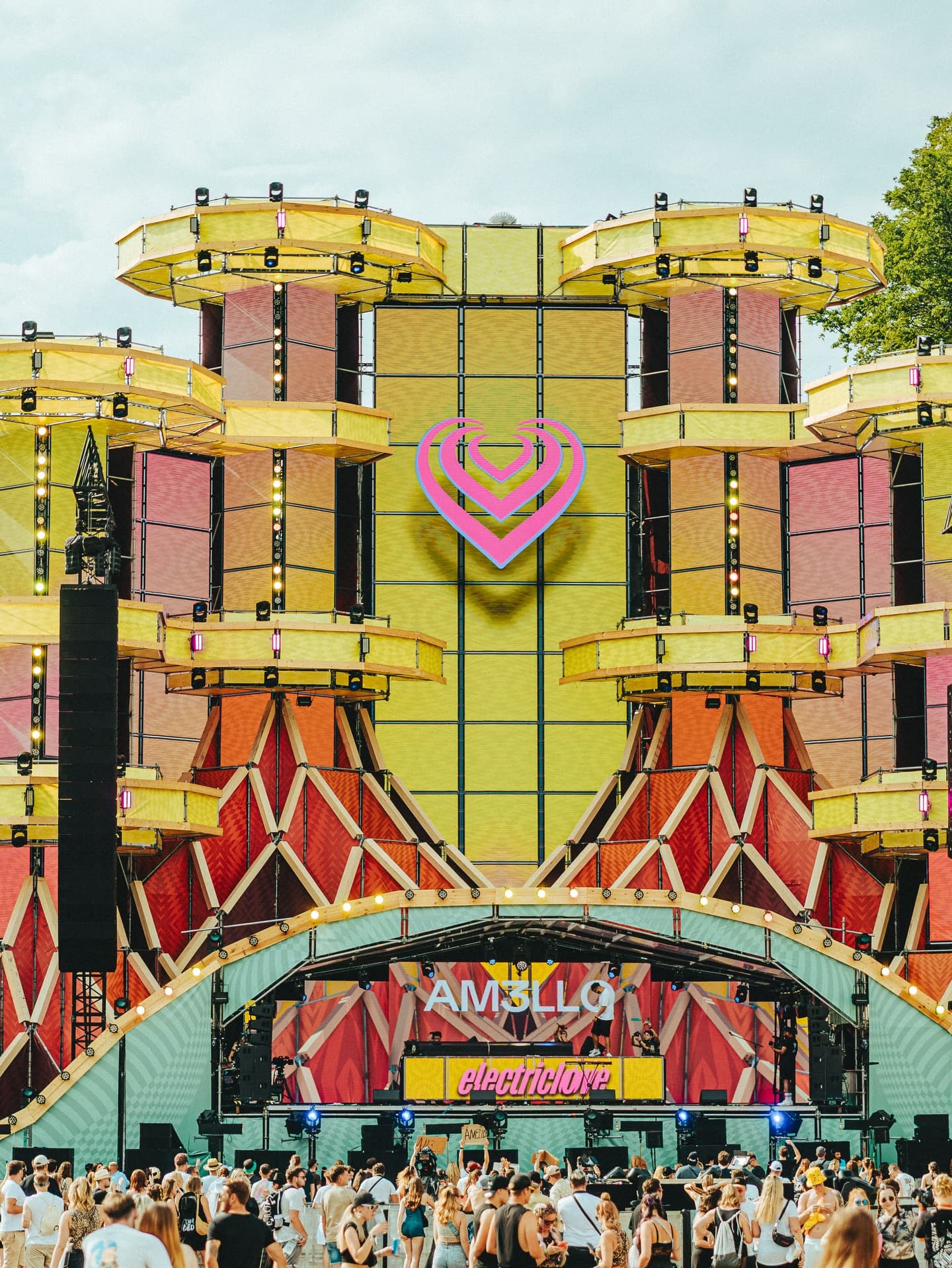 This is your chance to perform on one of our stages at ELF26! DJ Contest applica (2/4)