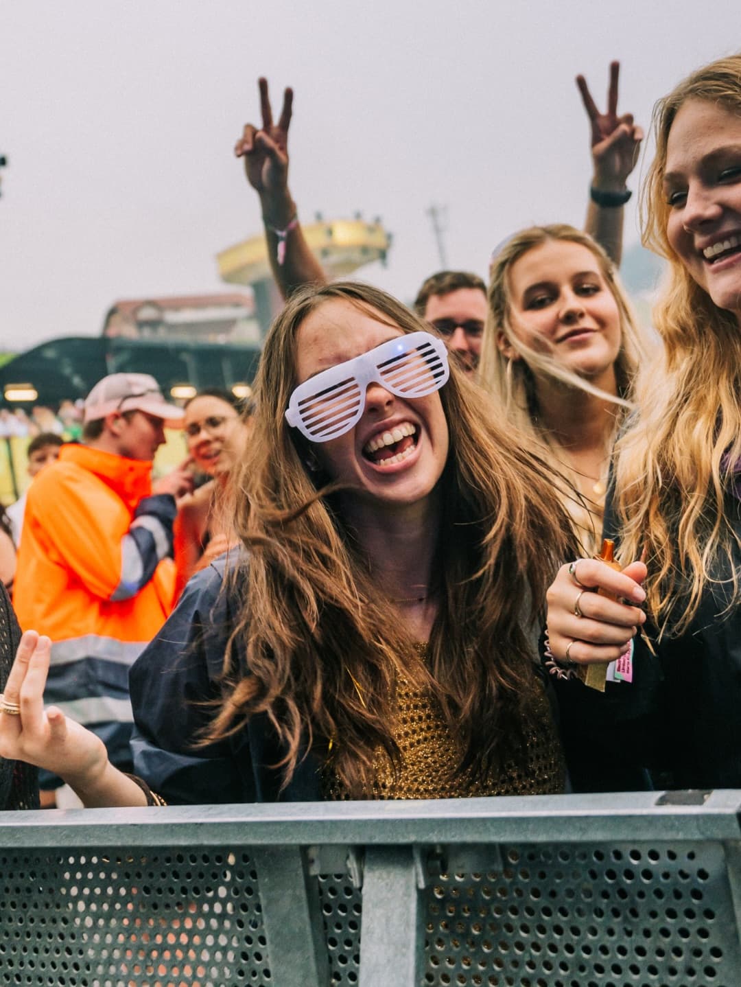 A cold @heineken_at your besties, sunny days and no worries! ♥️ Festival season (4/8)