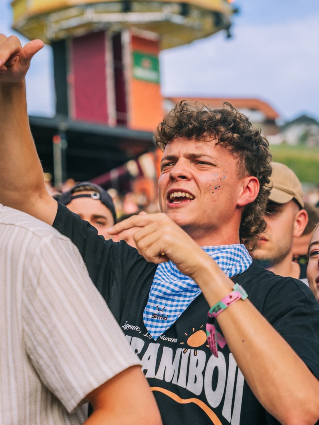 A cold @heineken_at your besties, sunny days and no worries! ♥️ Festival season (5/8)
