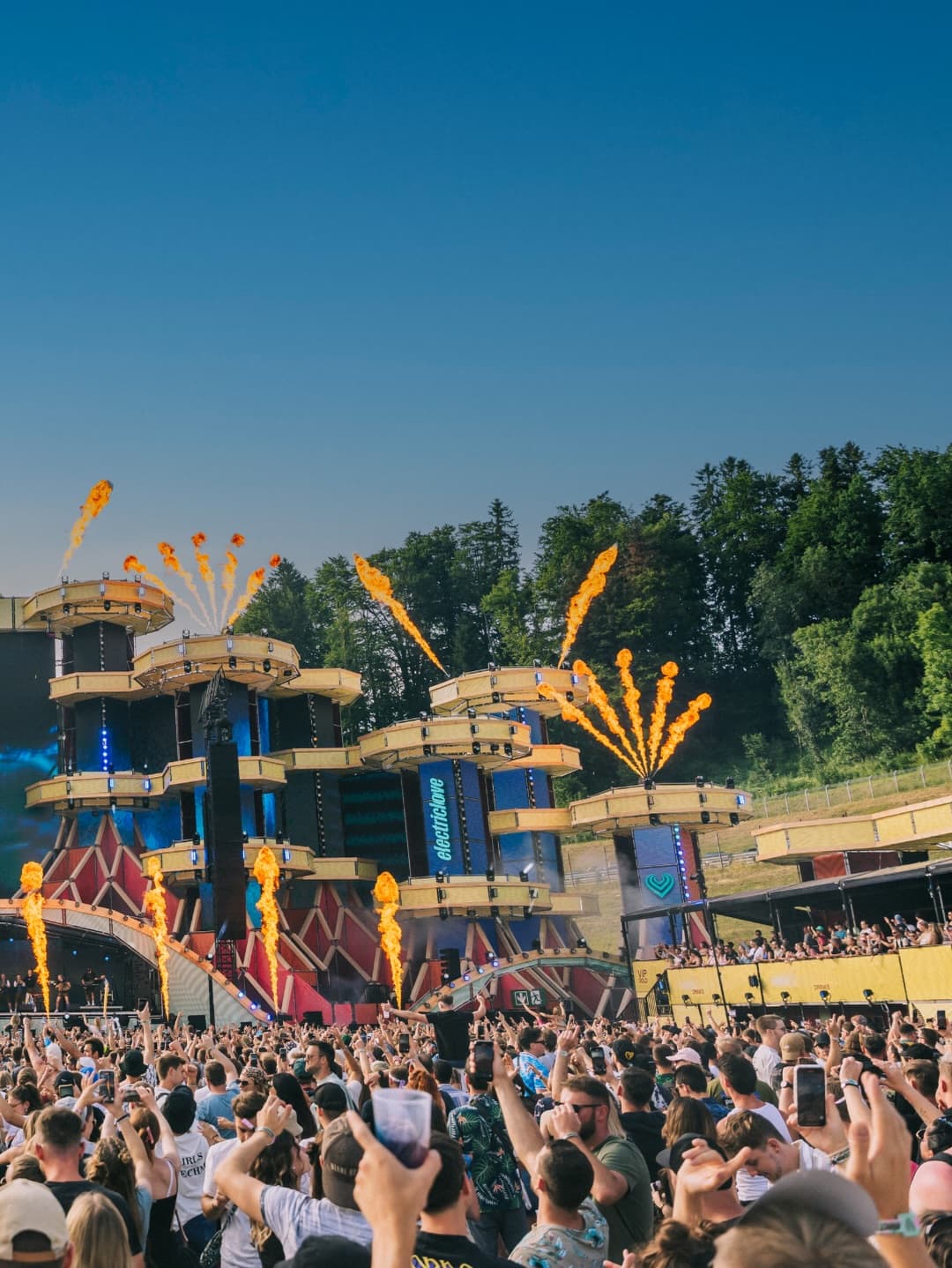 A cold @heineken_at your besties, sunny days and no worries! ♥️ Festival season (7/8)