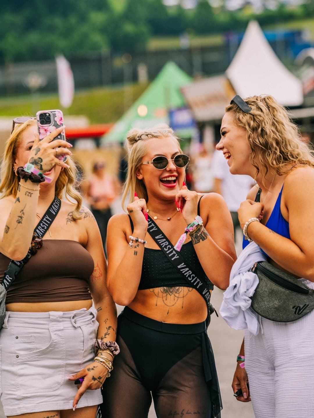 A cold @heineken_at your besties, sunny days and no worries! ♥️ Festival season (8/8)