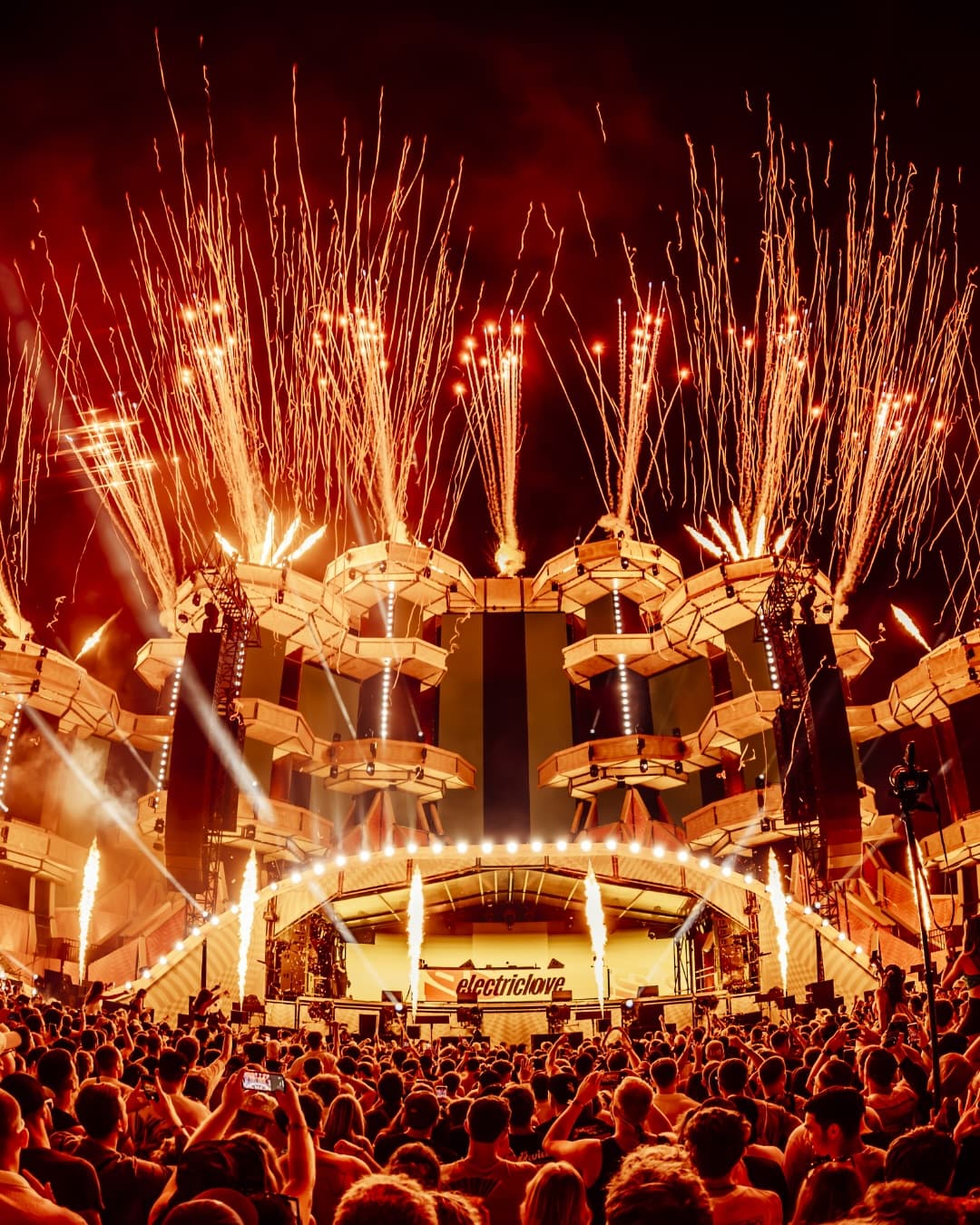 The 2025 Mainstage, in all its glory. โจ Whatโs your prediction for 2026? ๐ ๐๐ (1/4)