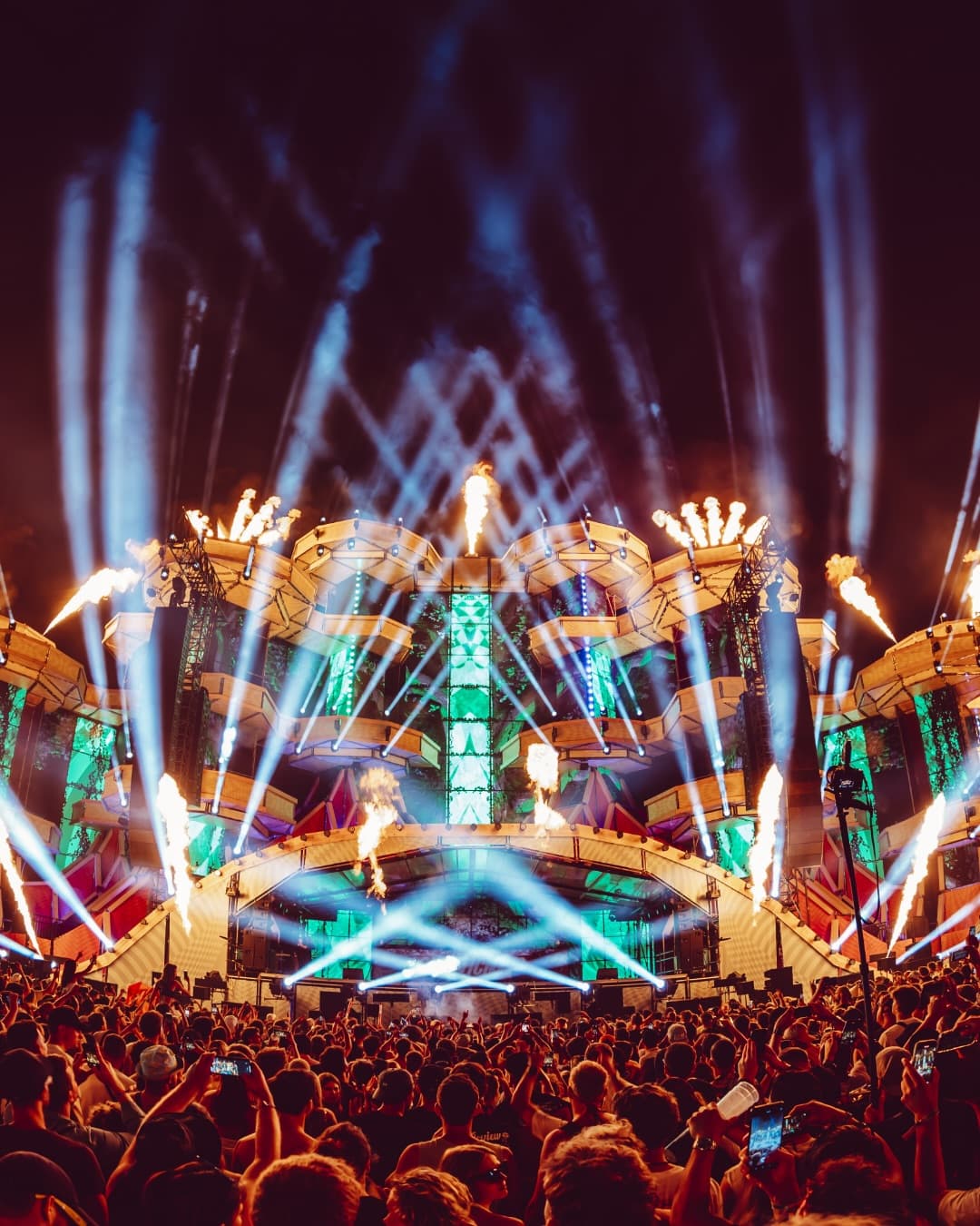 The 2025 Mainstage, in all its glory. โจ Whatโs your prediction for 2026? ๐ ๐๐ (2/4)