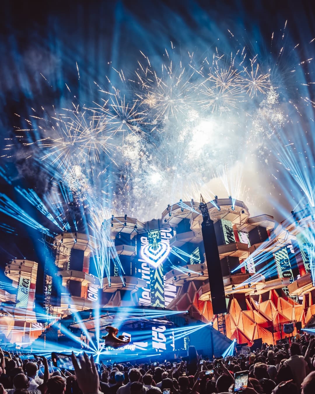 The 2025 Mainstage, in all its glory. โจ Whatโs your prediction for 2026? ๐ ๐๐ (3/4)