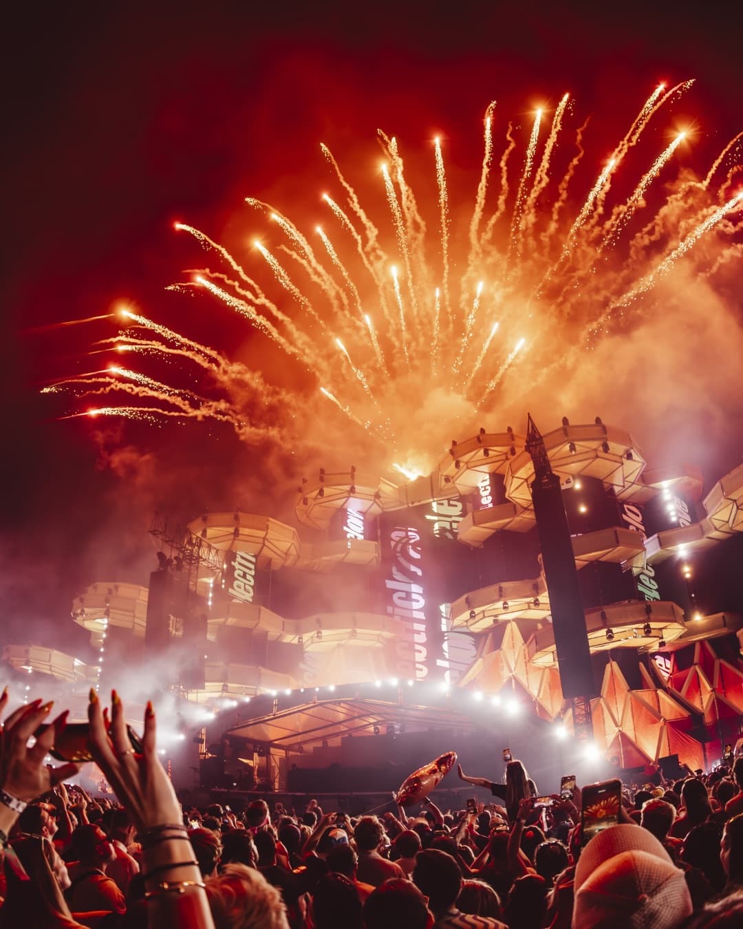 The 2025 Mainstage, in all its glory. โจ Whatโs your prediction for 2026? ๐ ๐๐ (4/4)