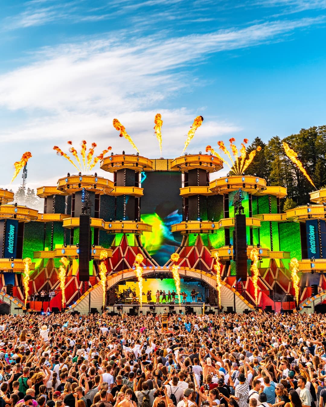 Daytime energy. Sunset magic. Nighttime madness. The Mainstage in every mood. ๐ (1/3)