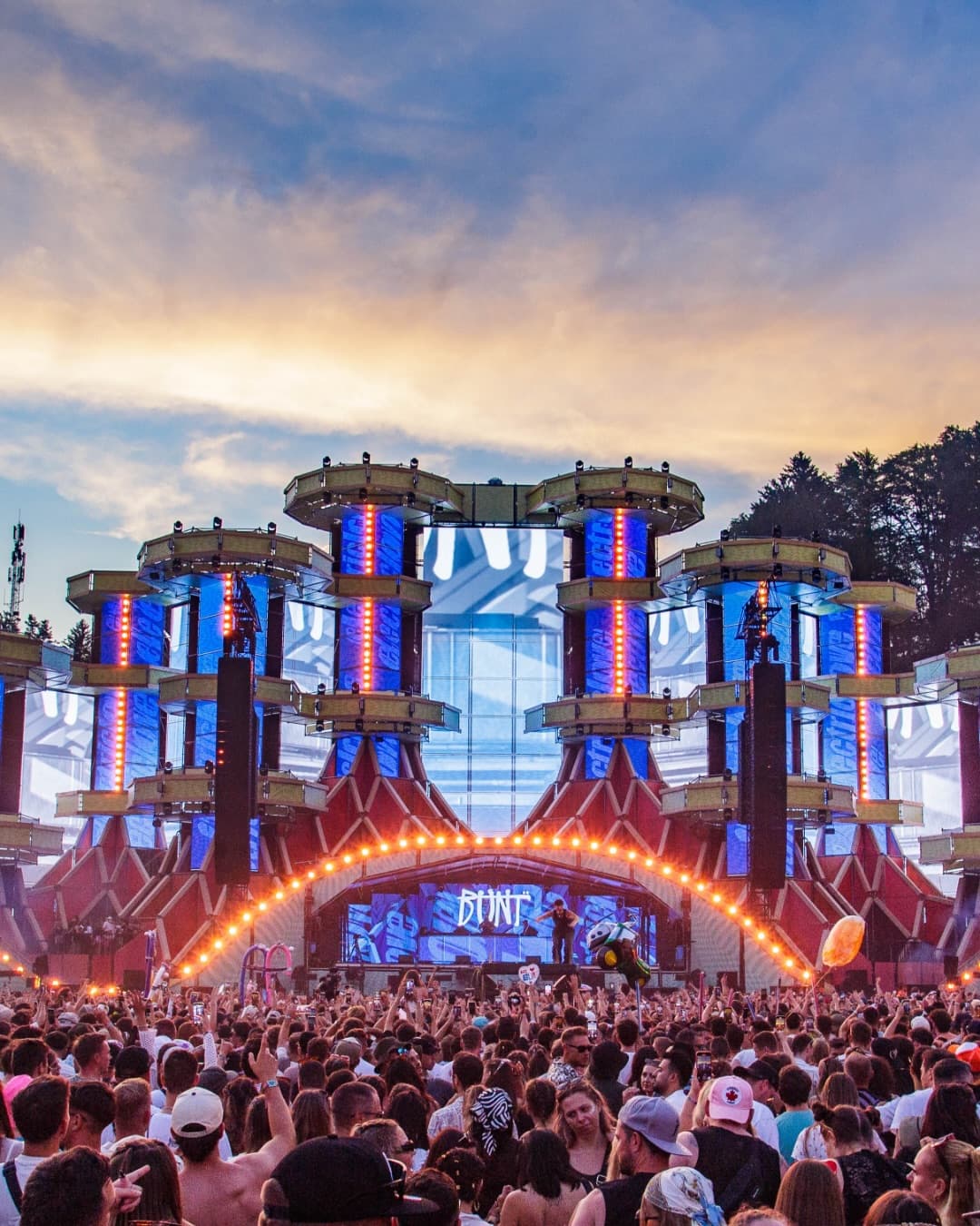 Daytime energy. Sunset magic. Nighttime madness. The Mainstage in every mood. ๐ (2/3)