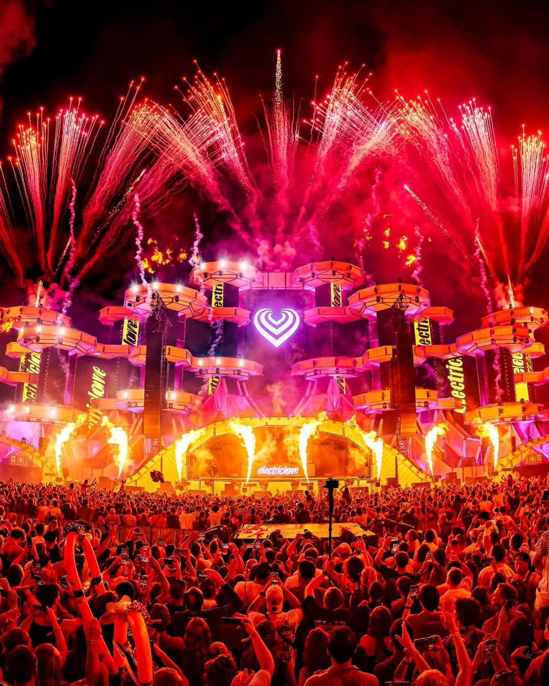 Daytime energy. Sunset magic. Nighttime madness. The Mainstage in every mood. ๐ (3/3)