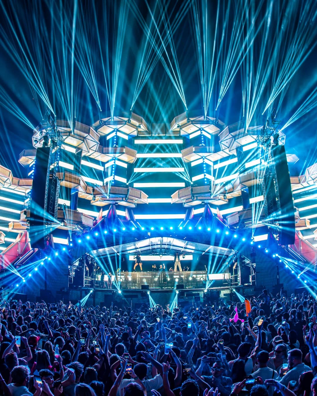 @majorlazer brought the HEAT to Electric Love in 2025 ๐ฅต๐ฅต๐ฅต ๐๐๐๐๐ง๐ฅ๐๐ ๐ (1/5)