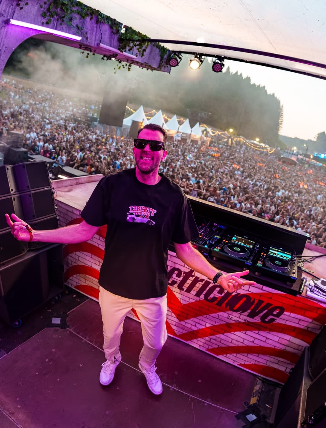 Temperatures are rising when @djbrennanheart takes over Hard Dance Valley!๐๐ปโค๏ธ (5/5)