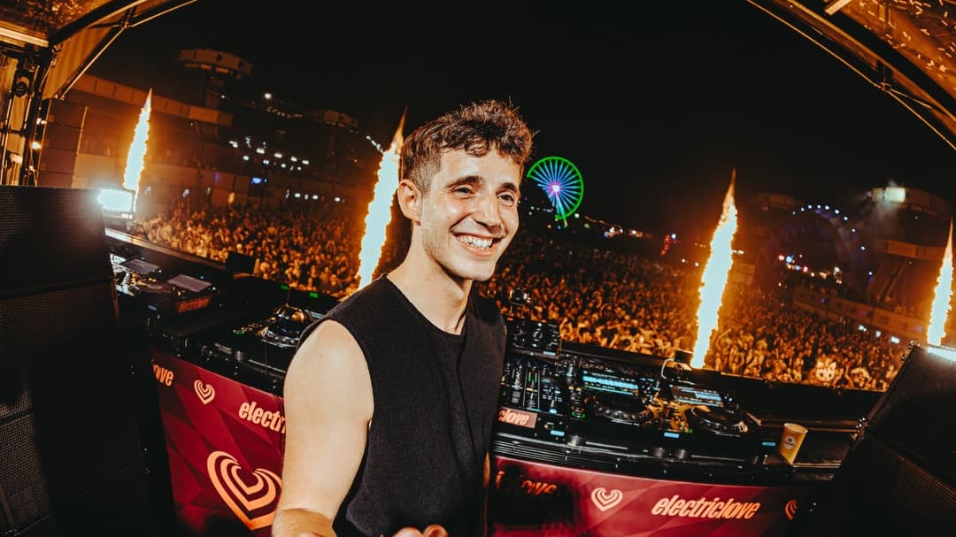 @tobyromeomusic closing out the Mainstage! โค๏ธโ๐ฅ This is your final reminder! La (3/5)