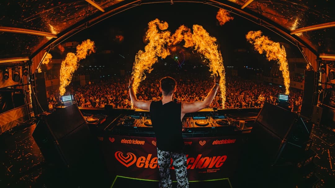 @tobyromeomusic closing out the Mainstage! โค๏ธโ๐ฅ This is your final reminder! La (5/5)