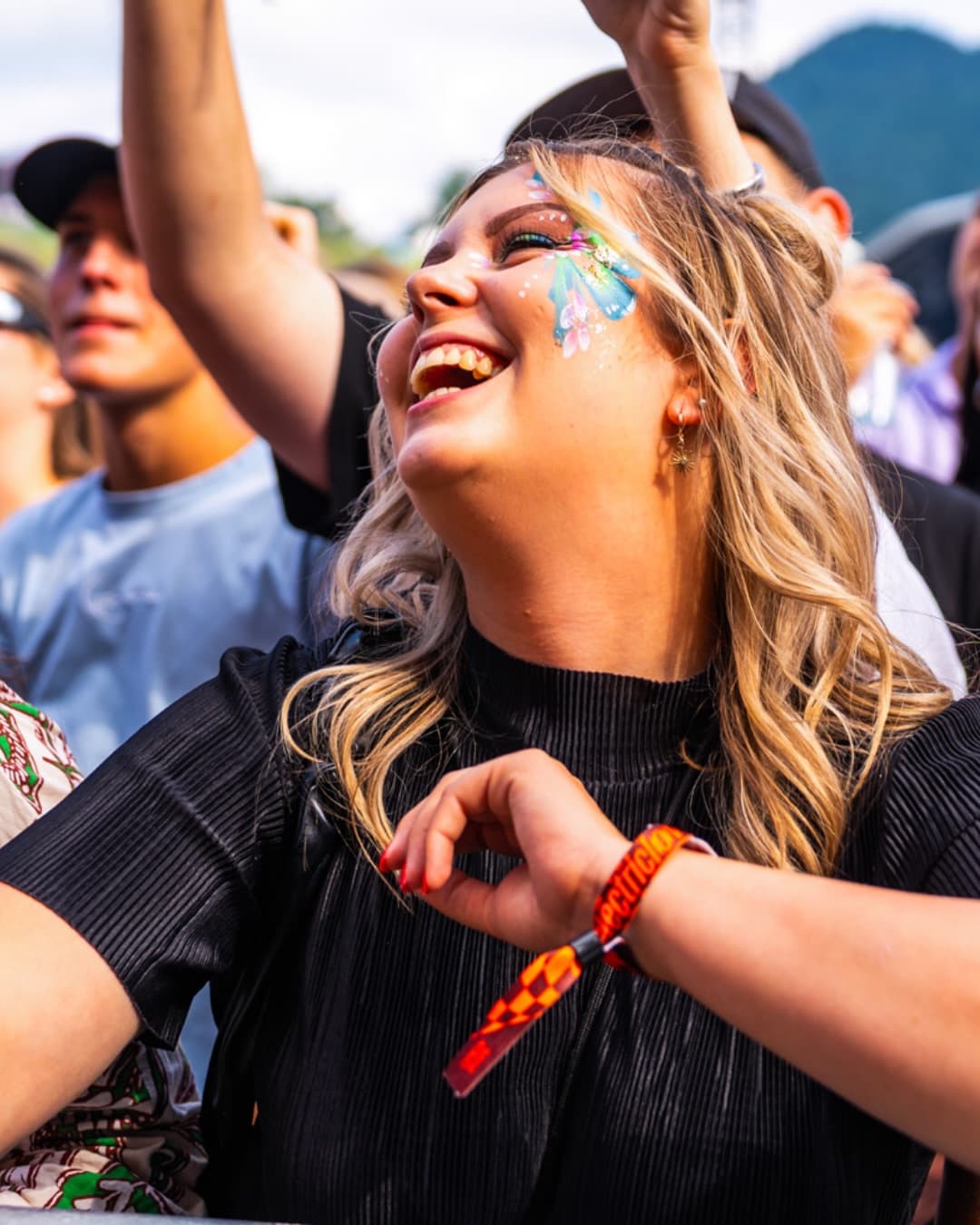 Your festival look isnโt complete without glitter! ๐ Whether youโre going for f (2/5)