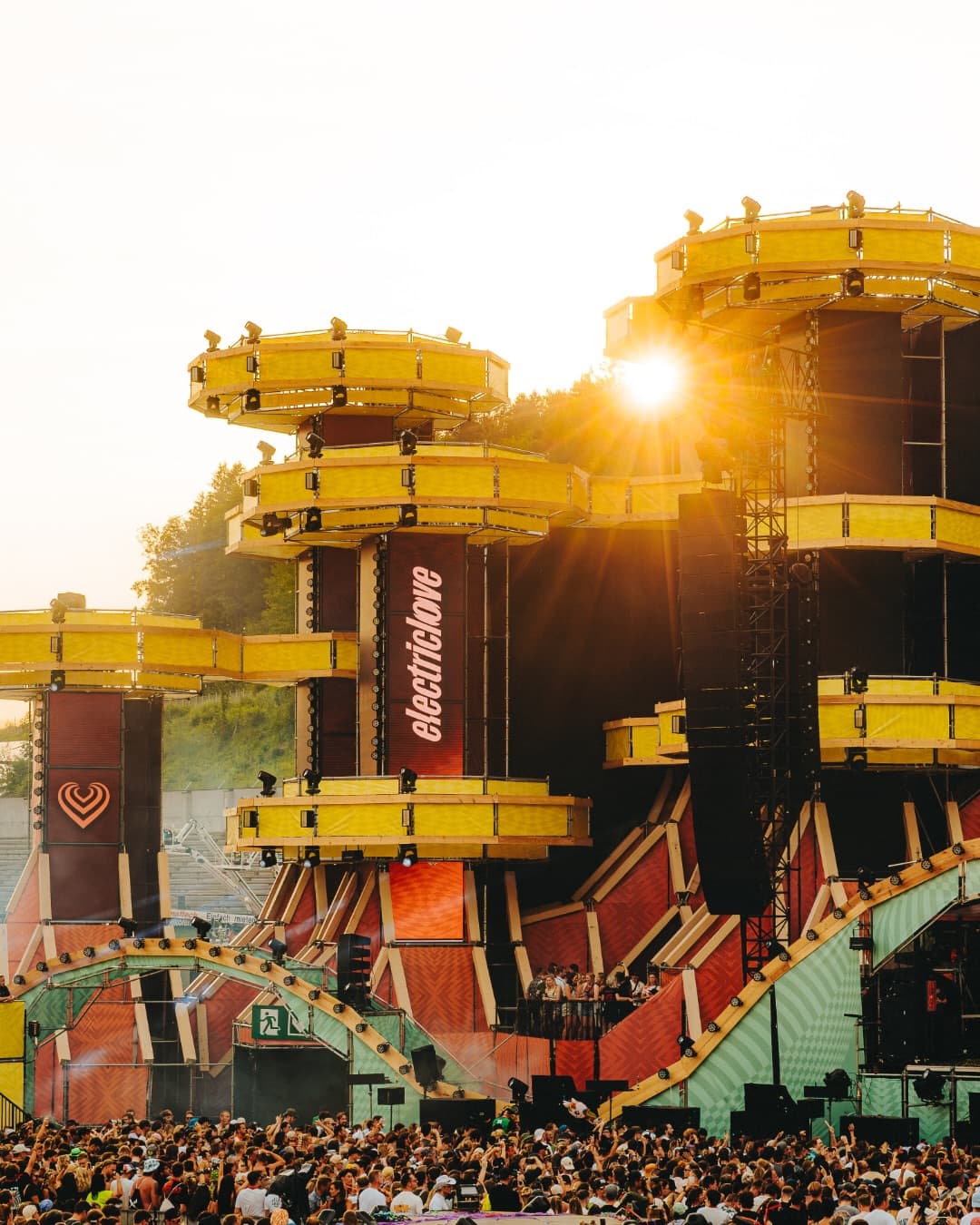 Living for golden hour at Mainstage βοΈπ ELECTRIC LOVEβ26 π 9. β 11. July 2026 (2/5)