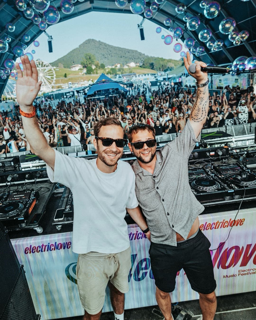 Shades on & worries gone! ๐๐ ๐๏ธ No Tickets jet? Get the last remaining Ticket (5/5)