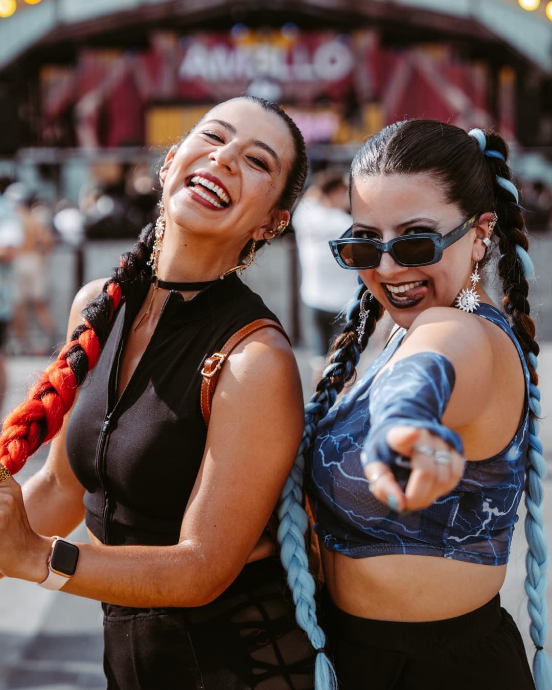 Glitter? Braids? Colorful festival vibes? Say less! ๐ Head to the @klipp.frisoe (1/5)