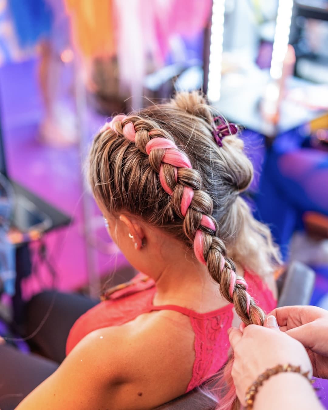 Glitter? Braids? Colorful festival vibes? Say less! ๐ Head to the @klipp.frisoe (2/5)