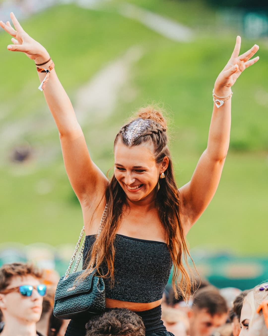 Glitter? Braids? Colorful festival vibes? Say less! ๐ Head to the @klipp.frisoe (4/5)