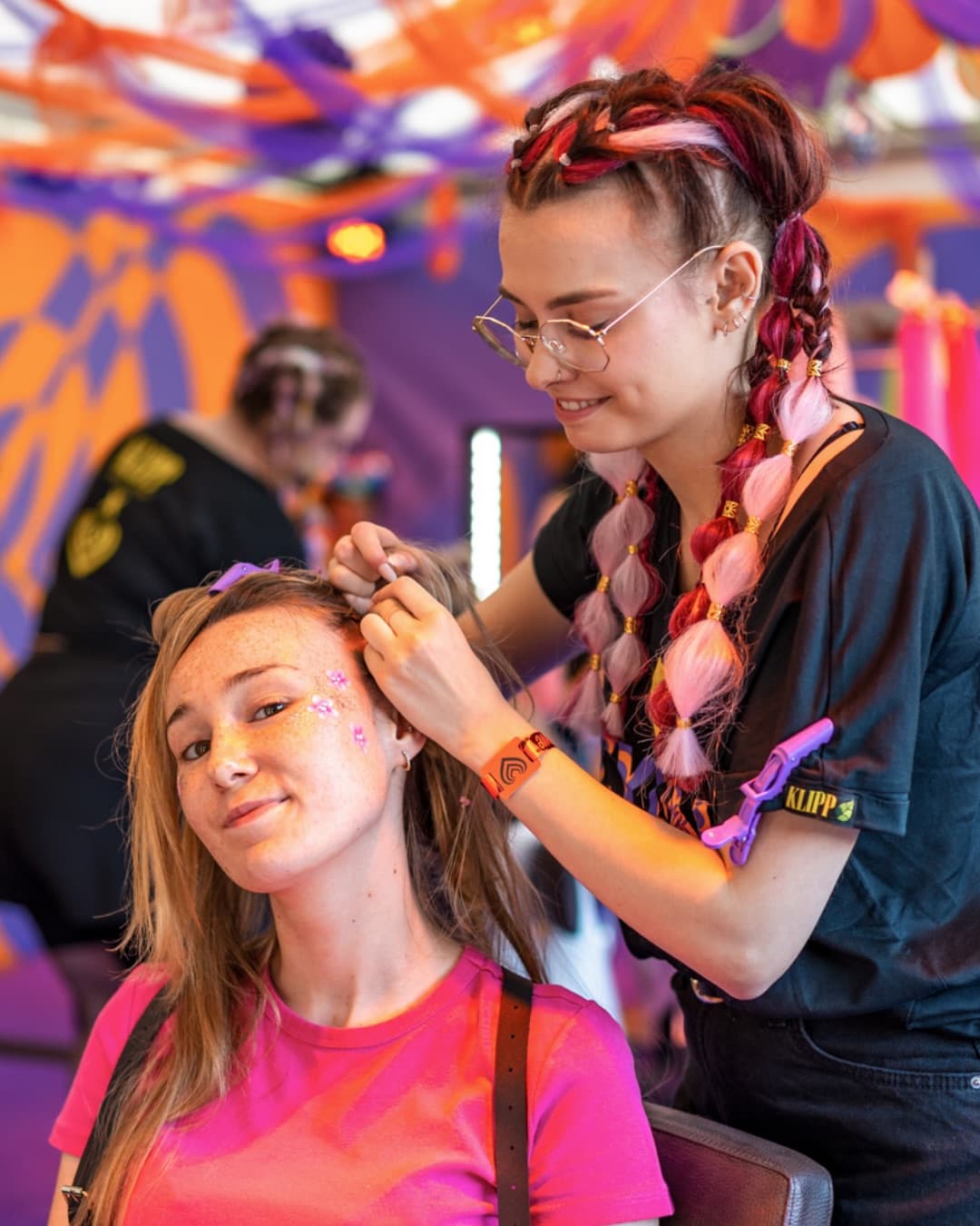 Glitter? Braids? Colorful festival vibes? Say less! ๐ Head to the @klipp.frisoe (5/5)