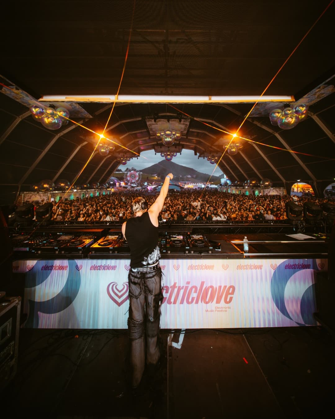 Kicking off ELF weekend with the FCK Genre Warm-Up Party! π₯ (3/6)