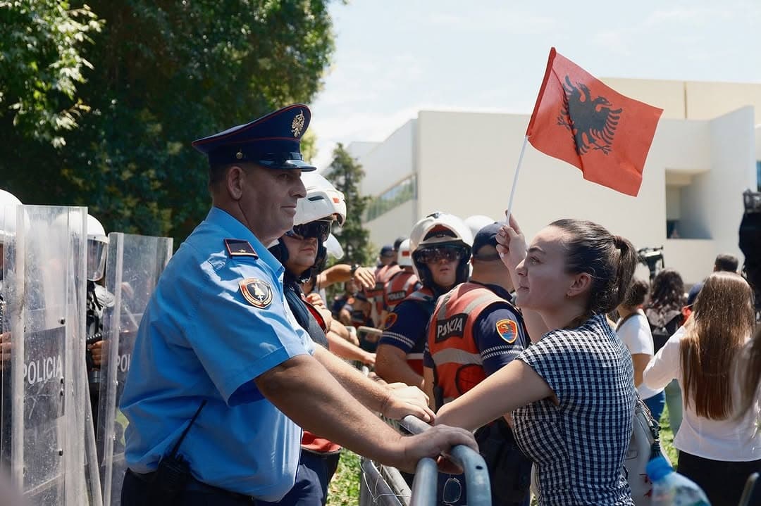 Qytetarët me shishe uji e policia me bote uji, kamxhik, sprej djegës e grushta. (1/14)