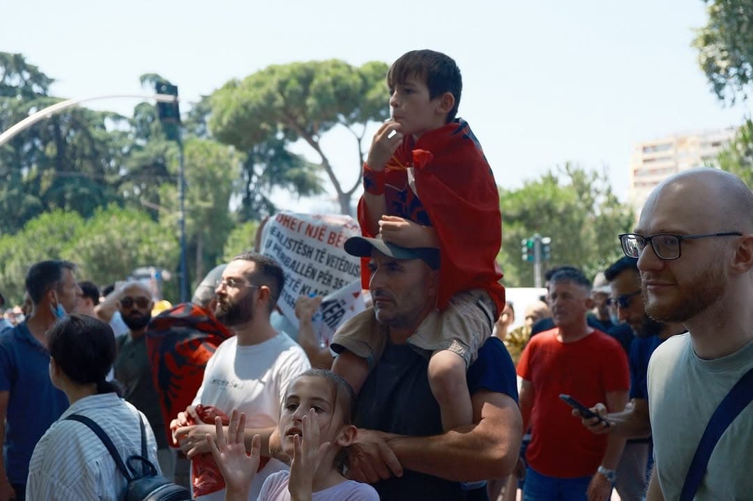 Qytetarët me shishe uji e policia me bote uji, kamxhik, sprej djegës e grushta. (10/14)