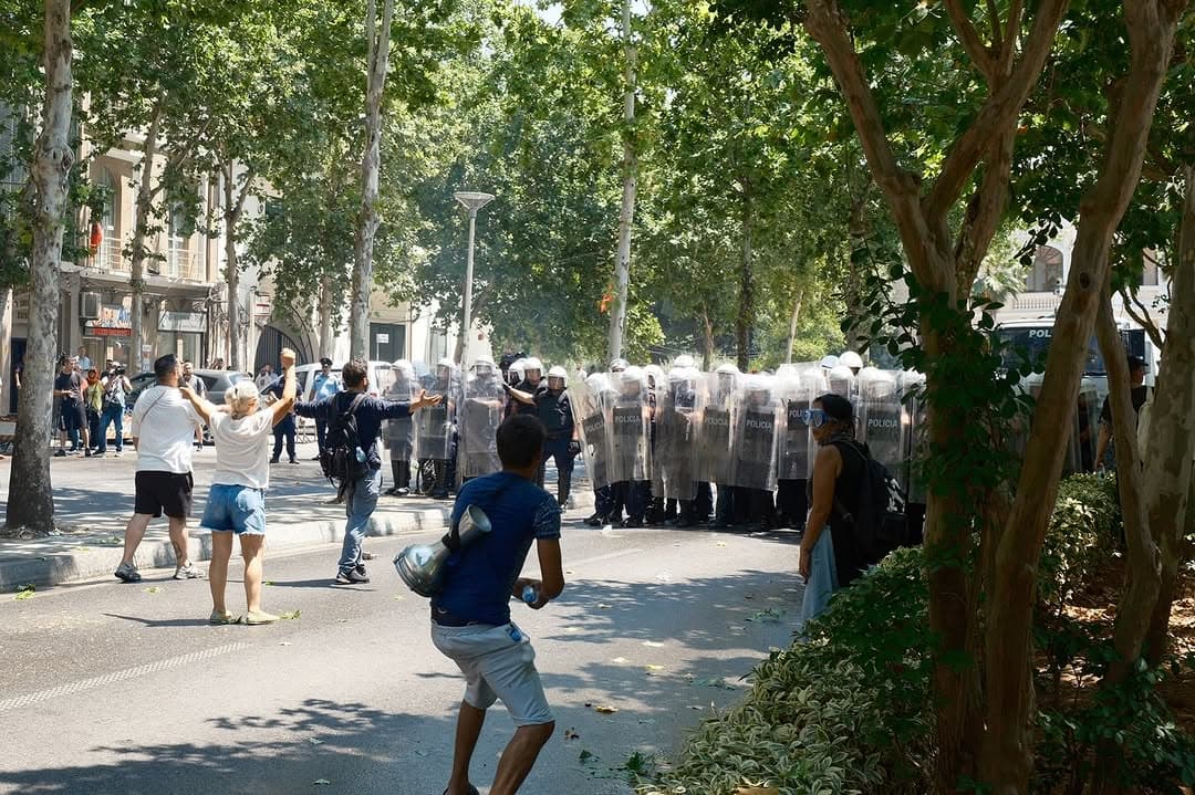 Qytetarët me shishe uji e policia me bote uji, kamxhik, sprej djegës e grushta. (11/14)