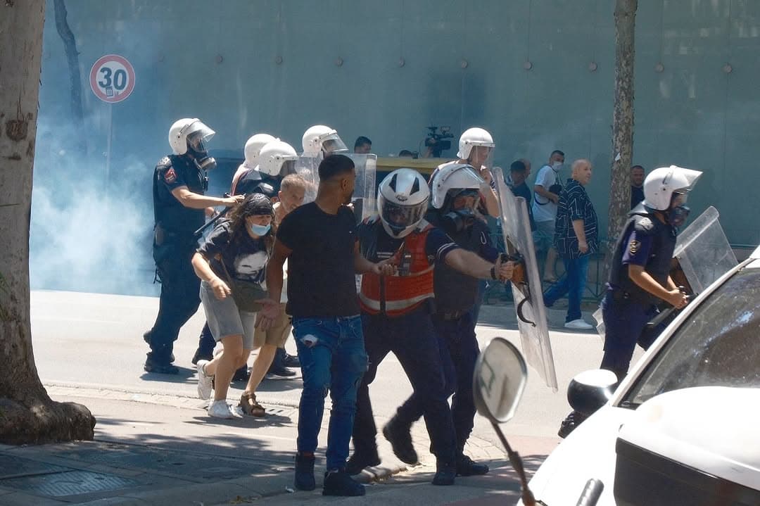 Qytetarët me shishe uji e policia me bote uji, kamxhik, sprej djegës e grushta. (13/14)
