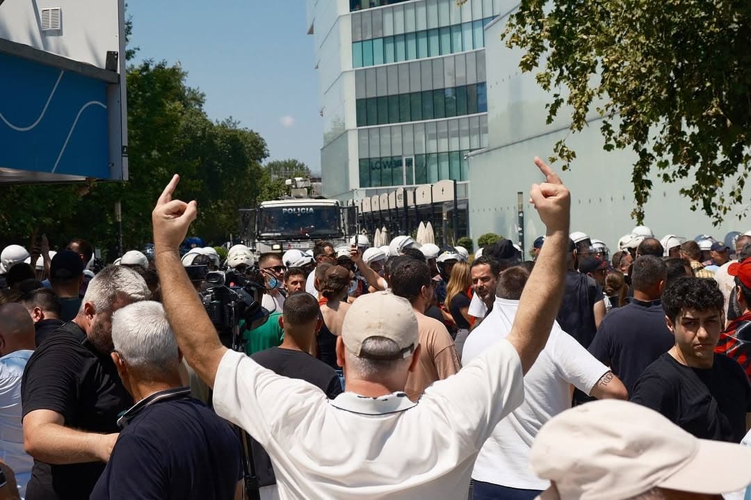 Qytetarët me shishe uji e policia me bote uji, kamxhik, sprej djegës e grushta. (14/14)