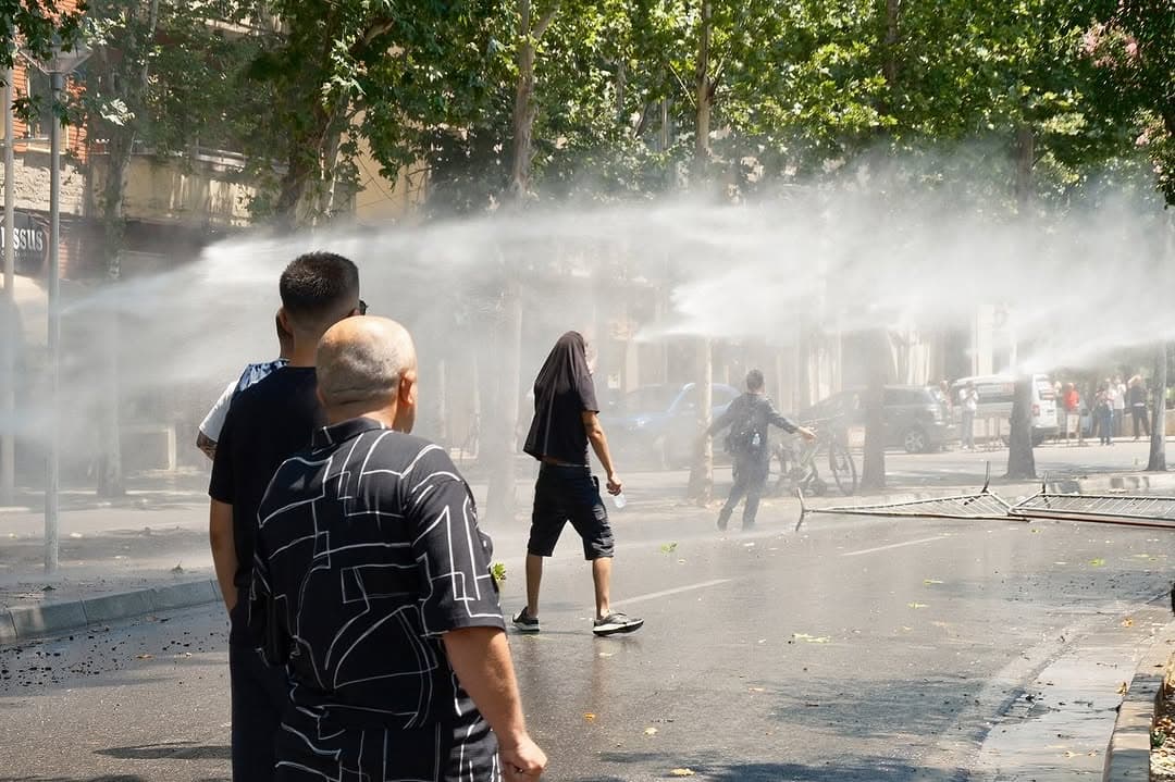 Qytetarët me shishe uji e policia me bote uji, kamxhik, sprej djegës e grushta. (2/14)