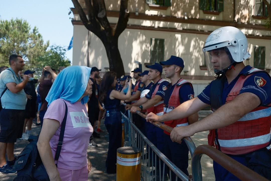 Qytetarët me shishe uji e policia me bote uji, kamxhik, sprej djegës e grushta. (3/14)
