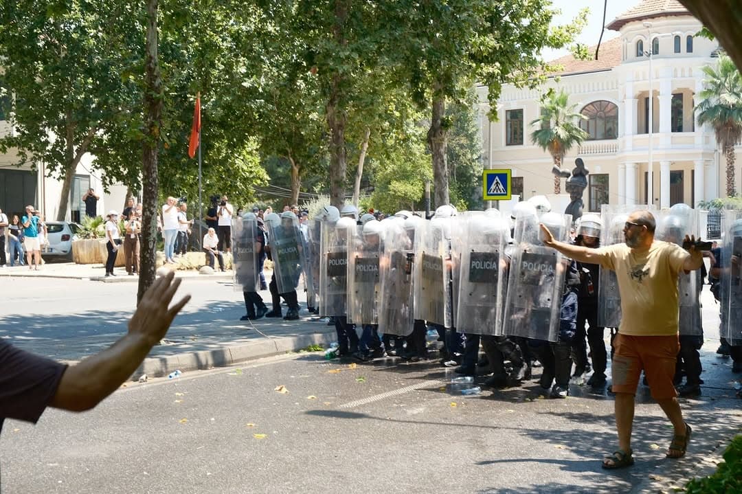 Qytetarët me shishe uji e policia me bote uji, kamxhik, sprej djegës e grushta. (4/14)
