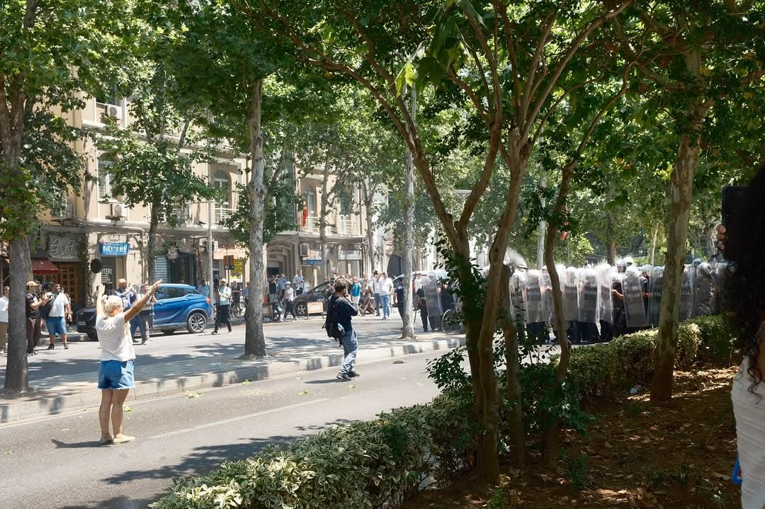 Qytetarët me shishe uji e policia me bote uji, kamxhik, sprej djegës e grushta. (5/14)