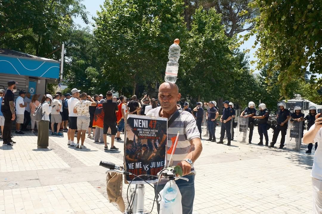 Qytetarët me shishe uji e policia me bote uji, kamxhik, sprej djegës e grushta. (6/14)
