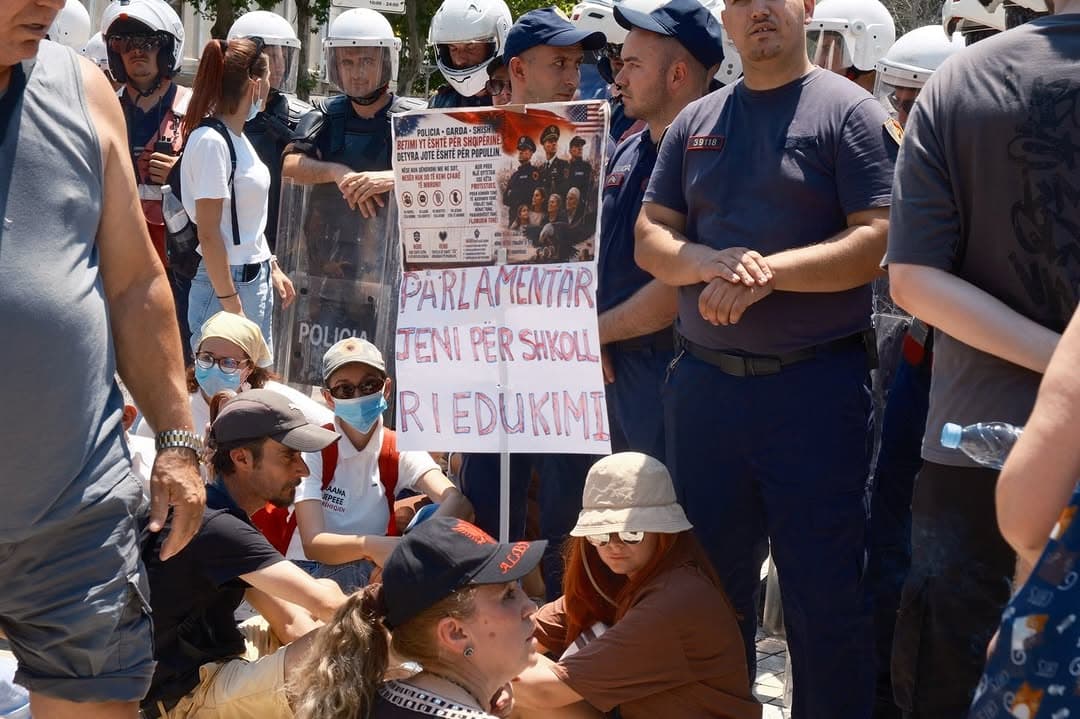 Qytetarët me shishe uji e policia me bote uji, kamxhik, sprej djegës e grushta. (8/14)