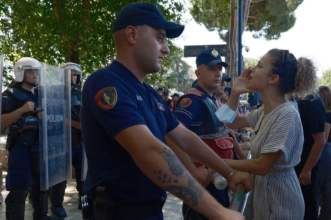 Qytetarët me shishe uji e policia me bote uji, kamxhik, sprej djegës e grushta. (9/14)